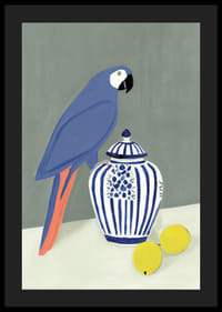 En papegoja som stolt vaktar över en vintrigt vacker keramikkanna.-4