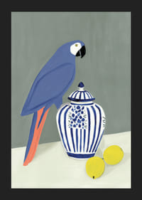 En papegoja som stolt vaktar över en vintrigt vacker keramikkanna.-5