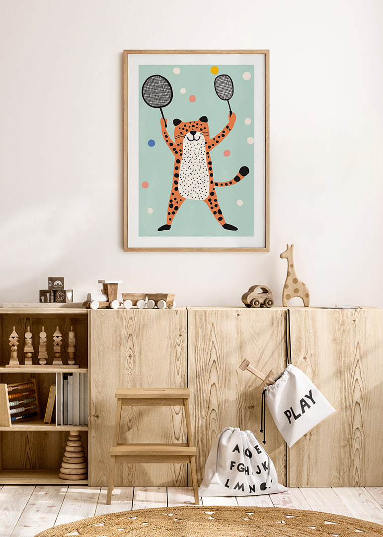 Ondeugende cheeta in vrolijk kleurenspel speelt met rackets.-12