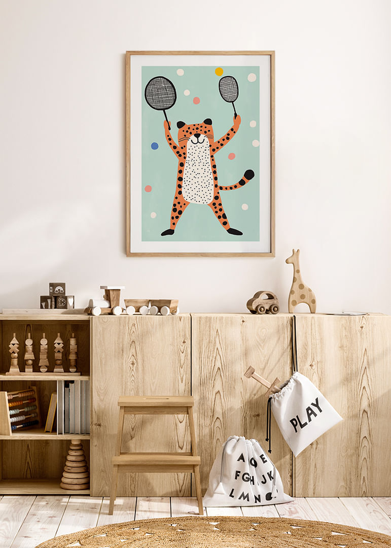 Ondeugende cheeta in vrolijk kleurenspel speelt met rackets.-12