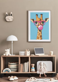 De giraffe met de roze bril en de kauwgombel verspreidt vreugde.-4