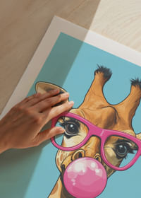 De giraffe met de roze bril en de kauwgombel verspreidt vreugde.-5