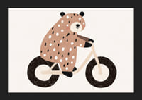 Un urs pătat merge pe bicicletă cu bucurie și farmec.-5