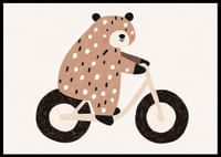 Škvrnitý medveď jazdí na bicykli s radosťou a šarmom.-2