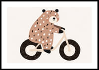 Škvrnitý medveď jazdí na bicykli s radosťou a šarmom.-0
