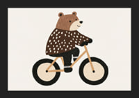 Charmig björn på cykel sprider glädje och fantasi.-5