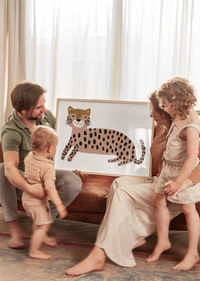 Očarujúci leopard vytvára hravú náladu.-2