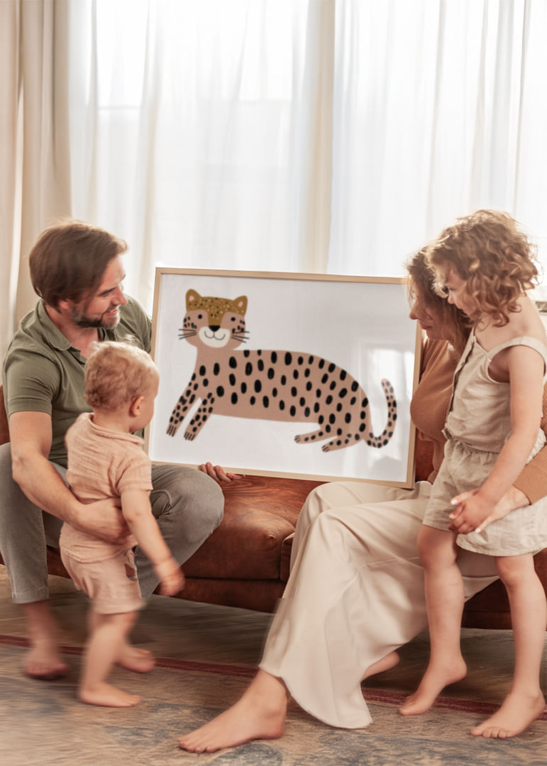 Očarujúci leopard vytvára hravú náladu.-12