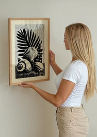 Stijlvolle, door de oceaan geïnspireerde poster met schelpen en palmbladeren.-2