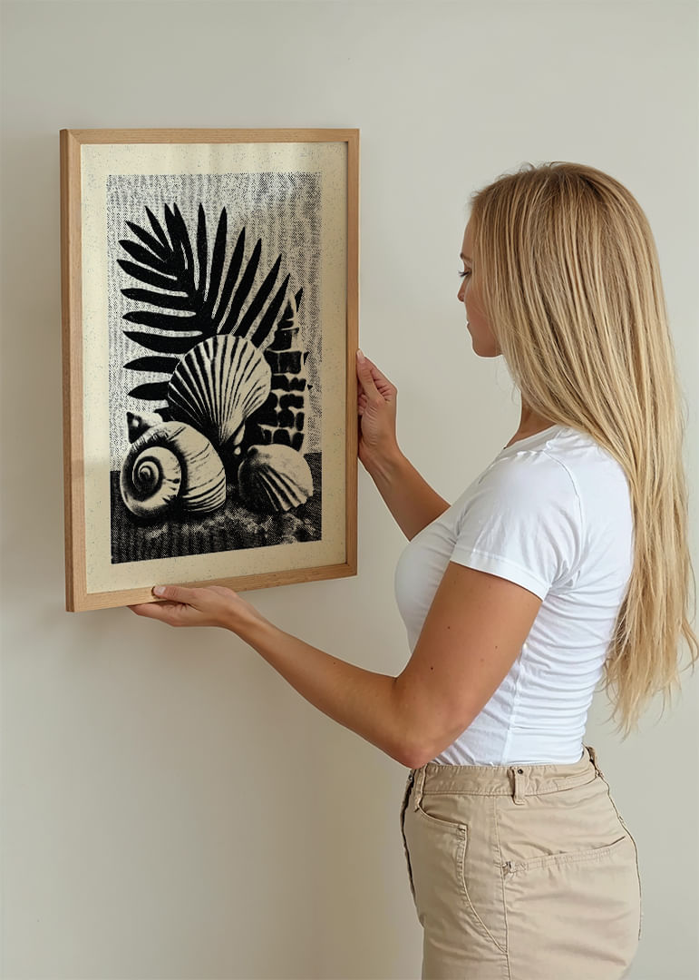 Stijlvolle, door de oceaan geïnspireerde poster met schelpen en palmbladeren.-12
