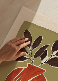 Rustic leaves and earthy tones bring life to the room.-3