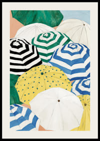 Fargerike parasoller skaper et lekent sommerlandskap.-2