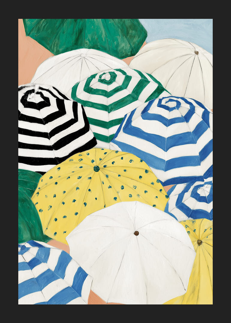 Fargerike parasoller skaper et lekent sommerlandskap.-12