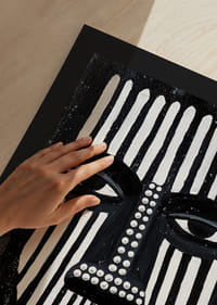 Kontrasterande svartvita linjer skapar ett fängslande ansiktsmönster.-9