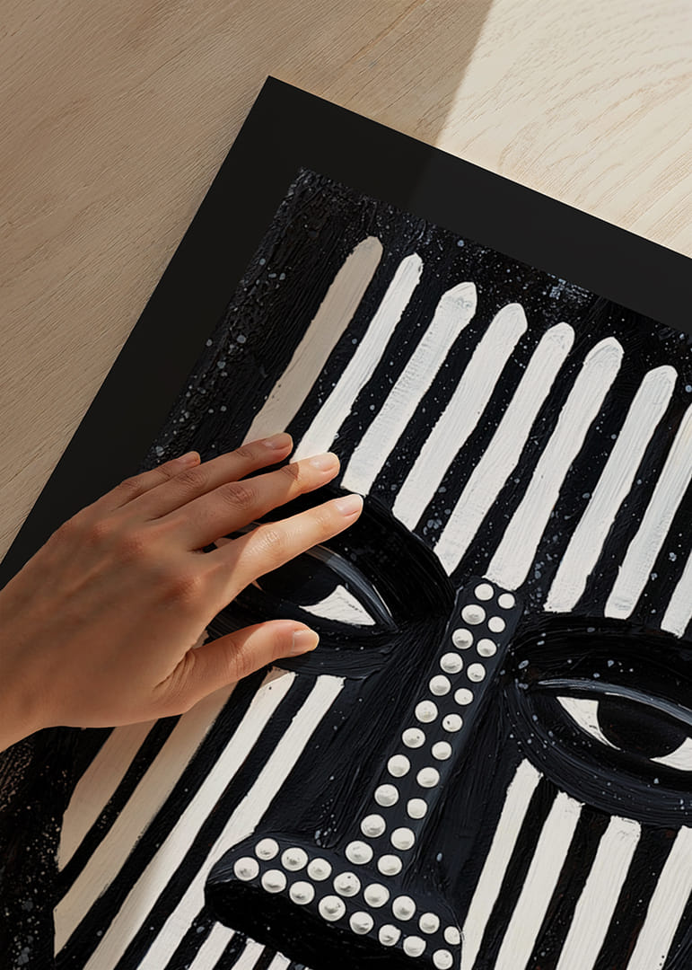 Kontrasterande svartvita linjer skapar ett fängslande ansiktsmönster.-12