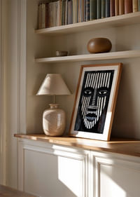 Liniile contrastante albe și negre creează un model facial captivant.-4