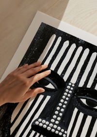 Liniile contrastante albe și negre creează un model facial captivant.-5