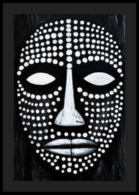 Záhadná maska ​​v čiernobielej farbe s hypnotickými vzormi.-0