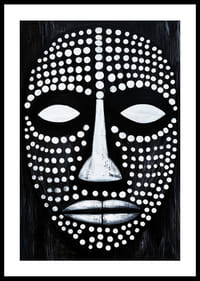 Záhadná maska ​​v čiernobielej farbe s hypnotickými vzormi.-2