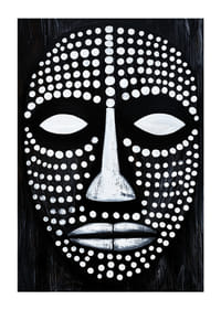 Záhadná maska ​​v čiernobielej farbe s hypnotickými vzormi.-3