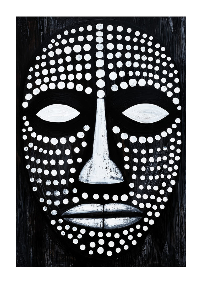 Záhadná maska ​​v čiernobielej farbe s hypnotickými vzormi.-12