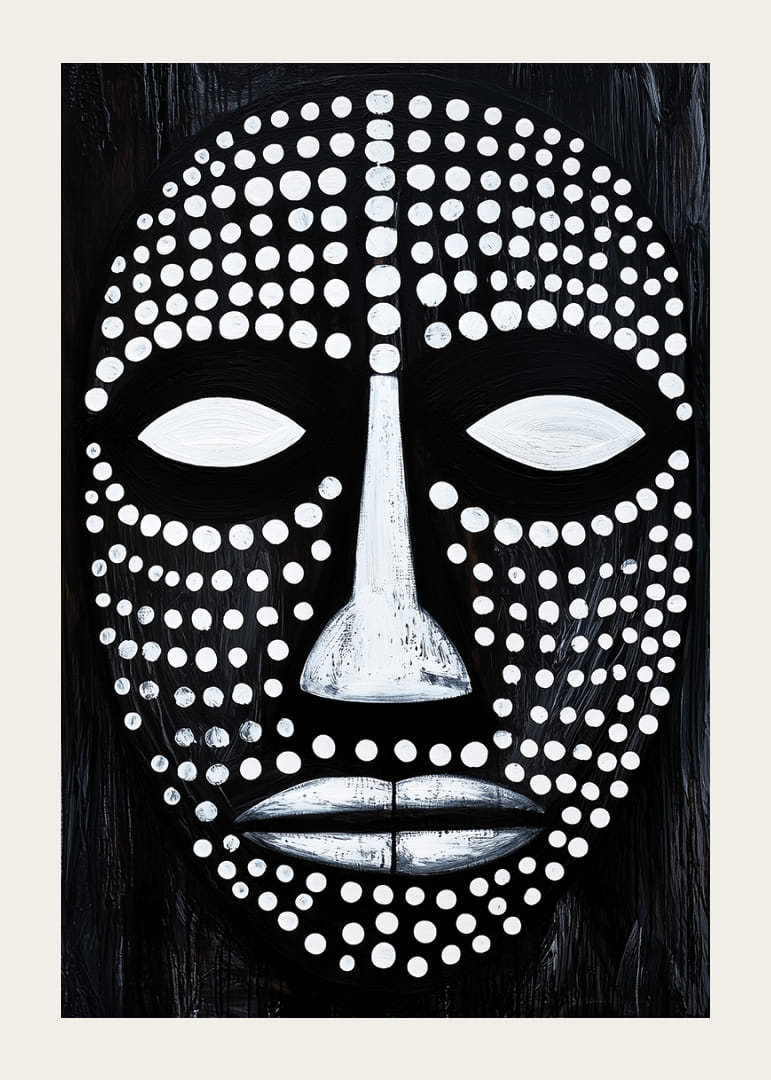 Záhadná maska ​​v čiernobielej farbe s hypnotickými vzormi.-12