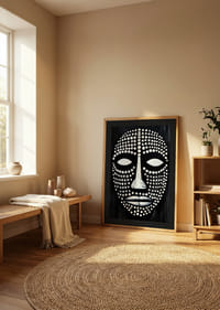 Záhadná maska ​​v čiernobielej farbe s hypnotickými vzormi.-8