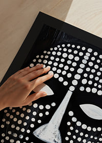 Una máscara enigmática en blanco y negro con patrones hipnóticos.-9