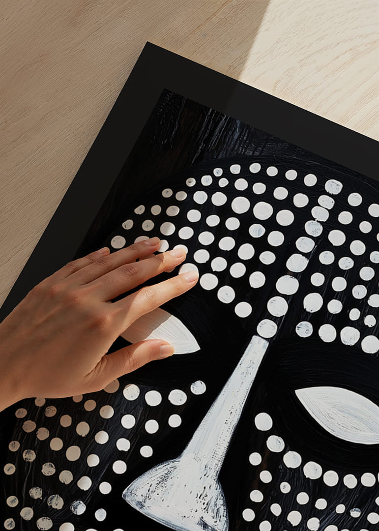 Záhadná maska ​​v čiernobielej farbe s hypnotickými vzormi.-12