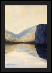 En lugn sjö speglar bergen i en drömlik atmosfär.-4