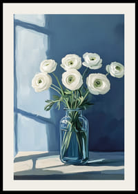 Balti ziedi stilīgā zilā vāzē izplata mieru.-2