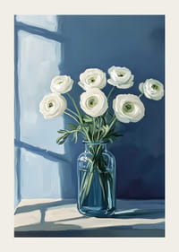 Balti ziedi stilīgā zilā vāzē izplata mieru.-3