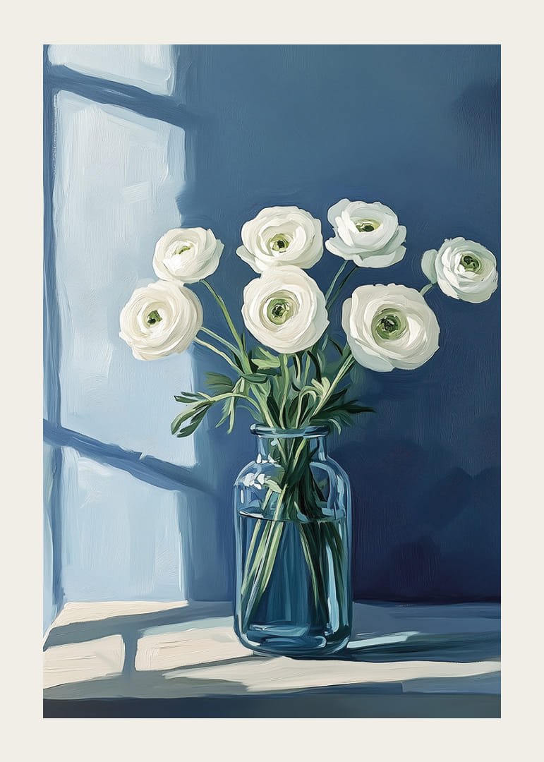 Balti ziedi stilīgā zilā vāzē izplata mieru.-12