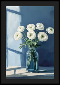 Balti ziedi stilīgā zilā vāzē izplata mieru.-4