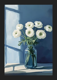 Balti ziedi stilīgā zilā vāzē izplata mieru.-5