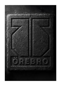 En mörk stenyta med Örebro Hockeys logga djupt inristad.-1
