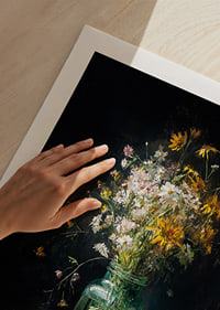 Ett lekfullt stilleben där en bukett vilda blommor möter en oväntad varmkorv.-9