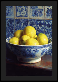 Citrons frais dans un bol bleu et blanc contre des murs carrelés.-4