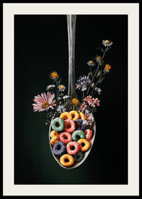 Farverig ske med blomster og morgenmadsprodukter mod mørk baggrund.-2