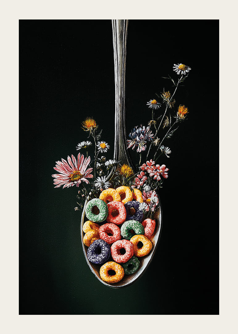 Farverig ske med blomster og morgenmadsprodukter mod mørk baggrund.-12