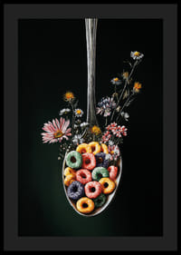 Farverig ske med blomster og morgenmadsprodukter mod mørk baggrund.-4