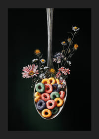 Farverig ske med blomster og morgenmadsprodukter mod mørk baggrund.-5