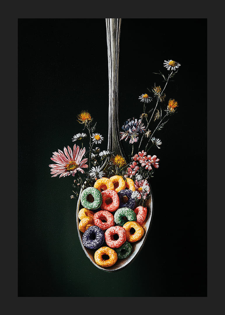 Farverig ske med blomster og morgenmadsprodukter mod mørk baggrund.-12