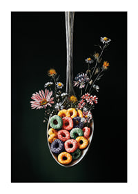 Färgglad sked med blommor och frukostflingor mot mörk bakgrund.-1