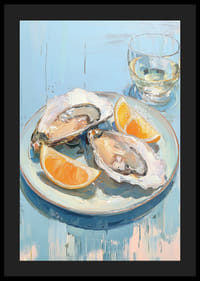 Délicieuses huîtres aux agrumes sur fond bleu clair.-4