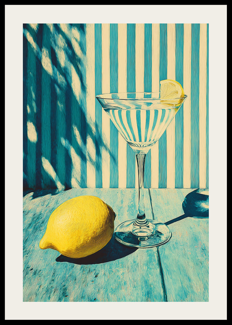 Un verre sur fond rayé avec une touche citronnée ensoleillée.-12