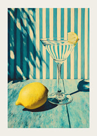 Ett glas mot randig bakgrund med solig citronkänsla.-3