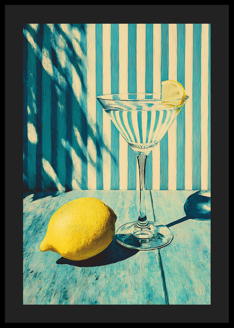 Ett glas mot randig bakgrund med solig citronkänsla.-12