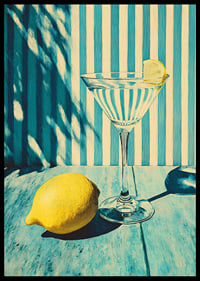 Ett glas mot randig bakgrund med solig citronkänsla.-6