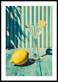 Ett glas mot randig bakgrund med solig citronkänsla.-0